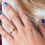 As unhas em tom de azul são destaque no look da blogueira Thieli Milbratz (29)
