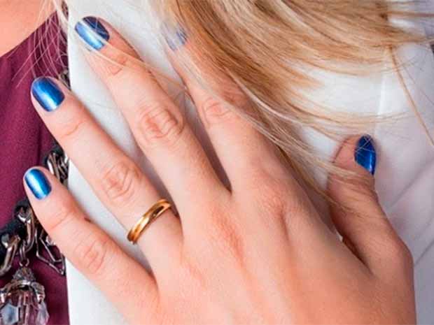 As unhas em tom de azul são destaque no look da blogueira Thieli Milbratz (29)