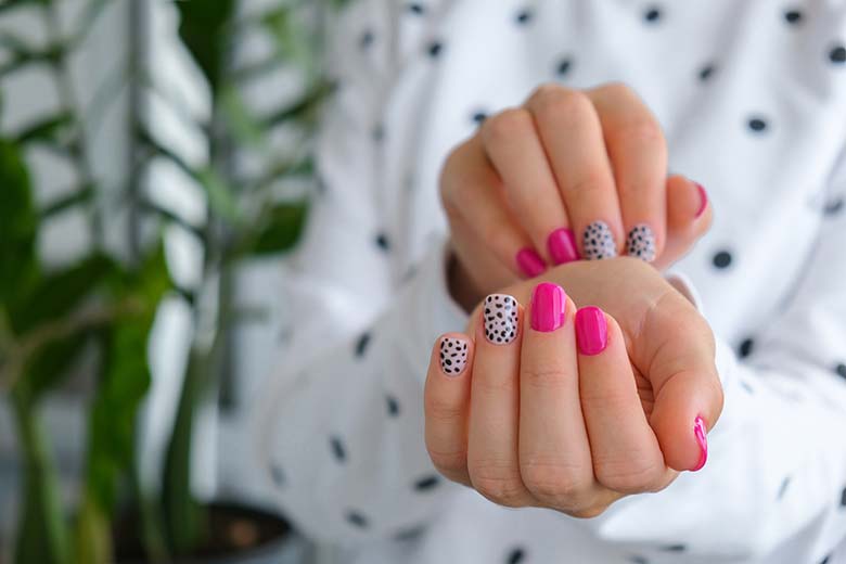 Unhas de Gel Rosa com Design Moderno